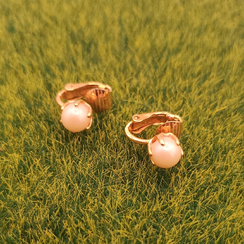 Elegant Gold Tone and Pearl Bauble Clip On Earrings E916